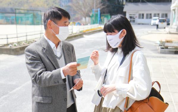 西本先生と談笑するすずきえりなさん
