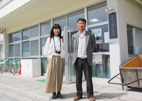 校舎の前のすずきえりなさんと西本先生