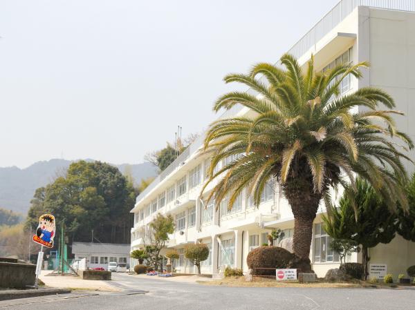 灘小学校の校舎の写真