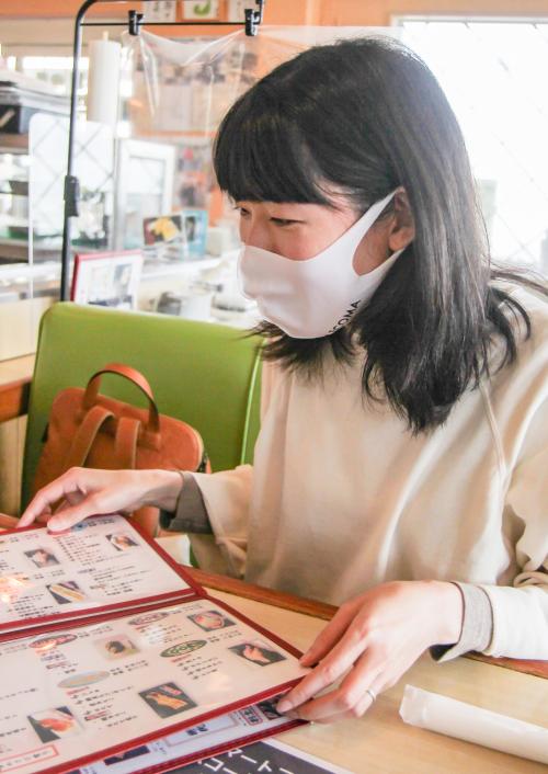 メニュー表を吟味するすずきえりなさん