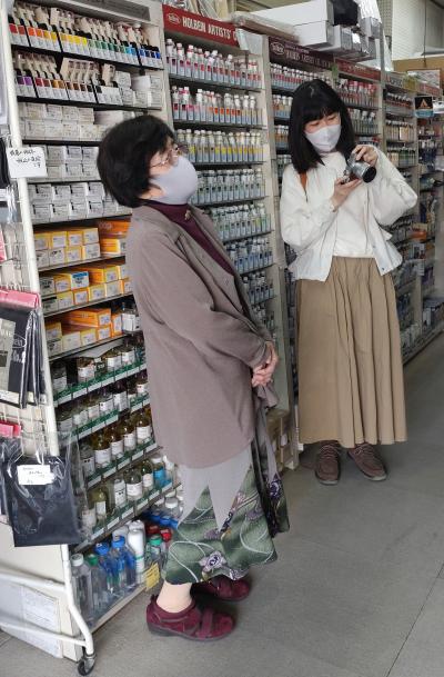 奥さんと談笑するすずきえりなさんの写真