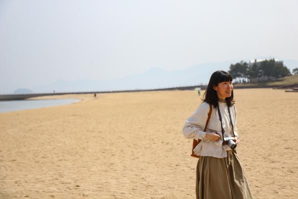 由宇の海岸を歩くすずきえりなさんの写真
