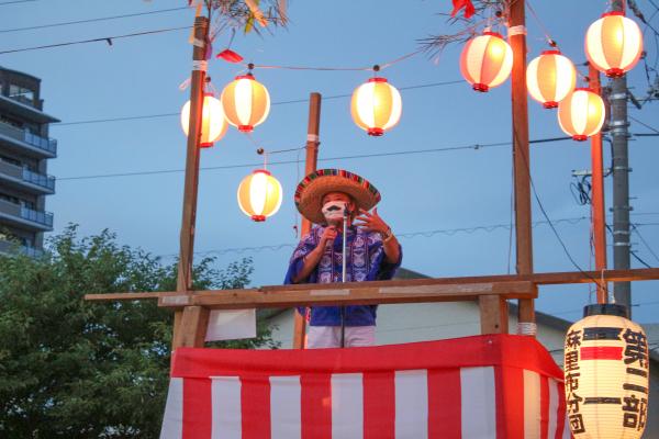 櫓の上のフリオさんの写真