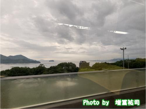 車窓から見える瀬戸内海の写真