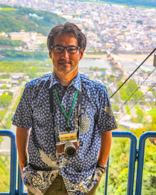 城下町を背景にした増冨さん