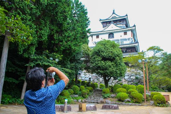 岩国城を撮影する増冨さん