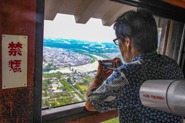 天守閣から撮影する増冨さん