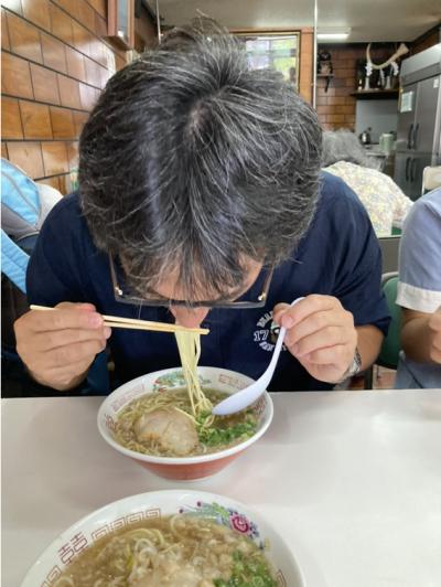 ラーメンを食べる増冨さんの写真