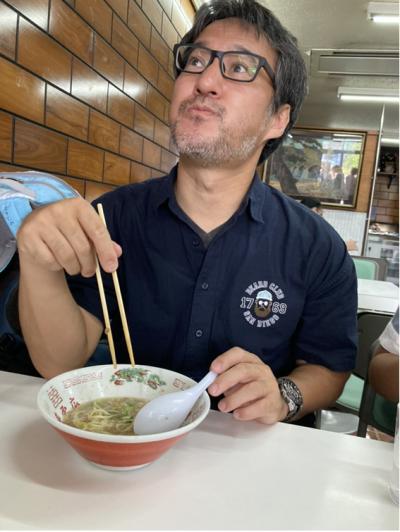 ラーメンを味わう増冨さんの写真