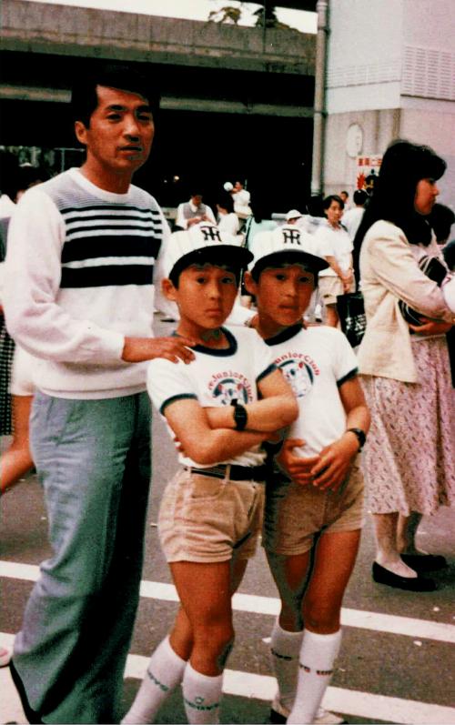 お父様と双子の兄弟の写真
