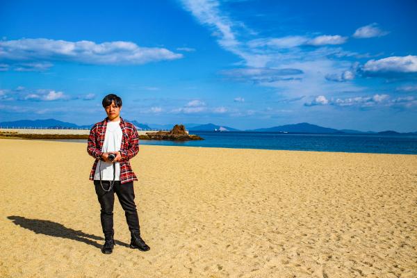 海岸に立つ岸さんの写真