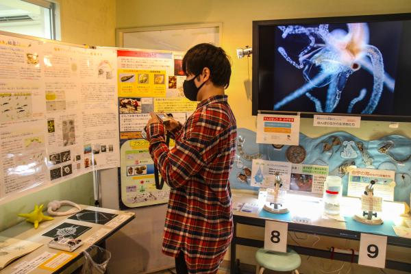ミクロ生物館の岸さん