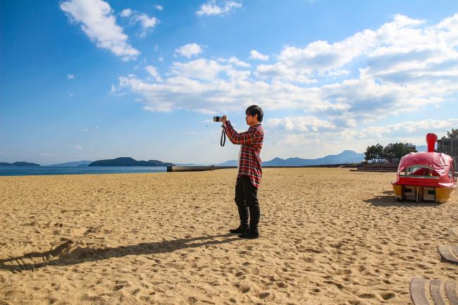 海の写真を撮る岸さん
