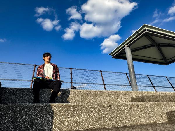 観客席に座る岸さんの写真