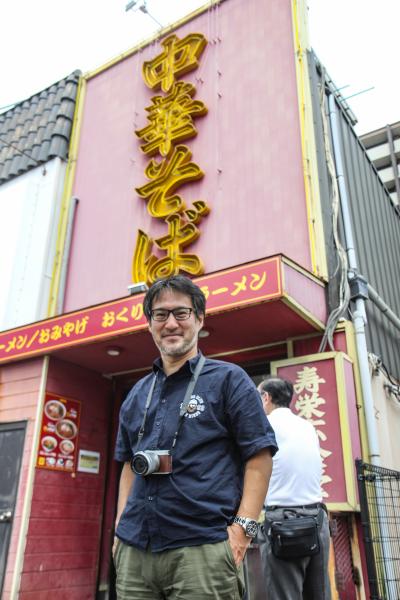 スエヒロ食堂前の増冨さん