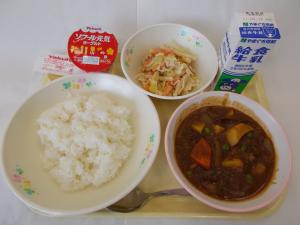 ごはん、ハヤシライスの具、ゴマネーズサラダ、牛乳
