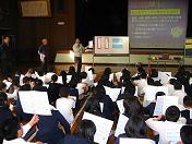 学校での集会のようすの写真