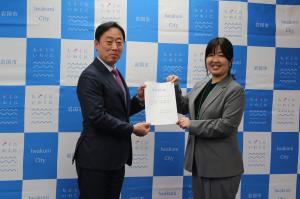 岩国市長と佐々木隊員