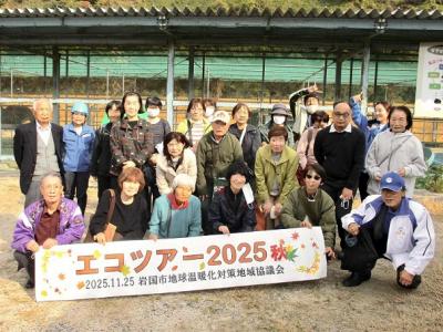 ダチョウケージの前で集合写真