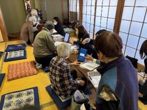 体組成測定・血管年齢・ベジチェックをしている写真