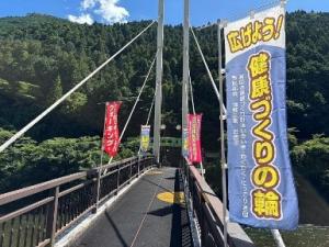 のぼり旗を設置している風景