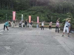 ラジオ体操をしている様子