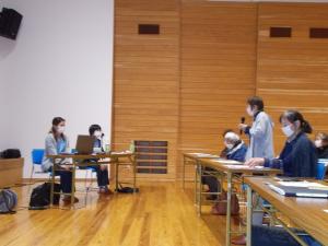 健康セミナーの参加者が質問している様子