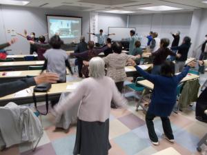 健康セミナーで体操している様子