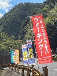 のぼり旗を設置している風景