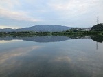 夏、早朝の井堰から錦川水面に浮かぶ岩国山を臨む風景