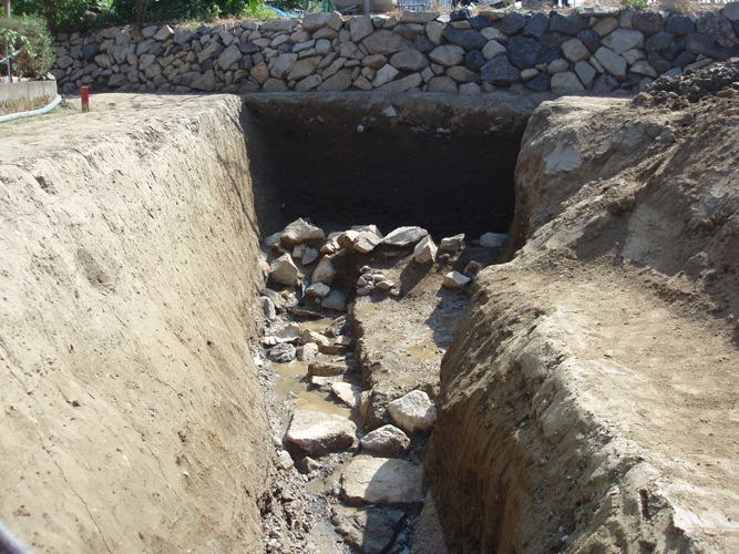 残存土塁の下の土塁基礎部分