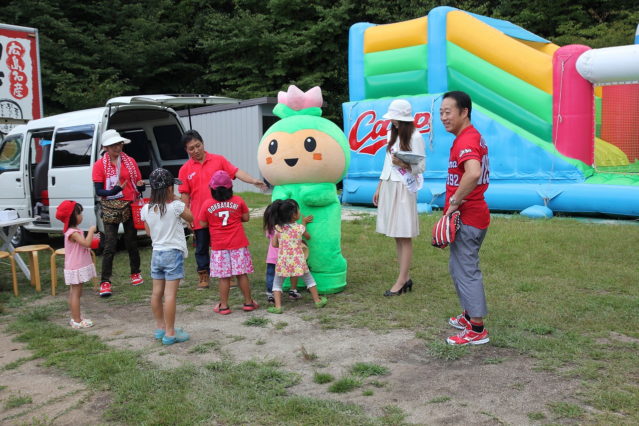 ミス岩国の本田汐奈さん、はあすちゃんと参加者の子供たち