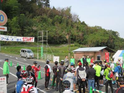 スタート地点で参加者にあいさつをする福田良彦市長の写真