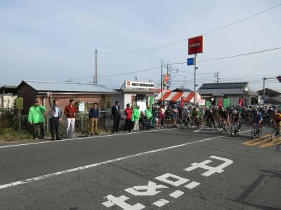 参加者がスタートラインに並び合図を待つ写真