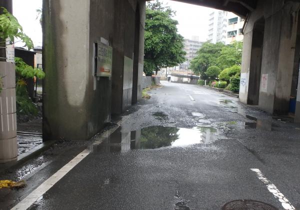 道路に水たまり