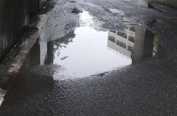 道路に水たまり2