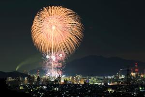 「新港２尺大花火　空高く」の写真