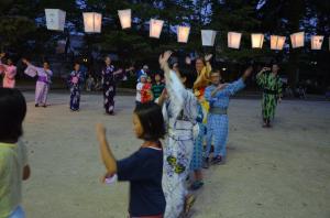 「日米親善盆踊り大会」の写真