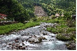 広東付近、大きな川石に弾かれながら勢いよく流れる錦川の光景です。