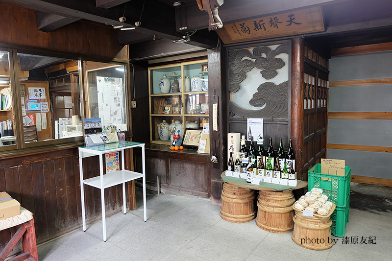 八百新酒造の店内