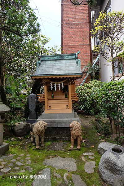 八百新酒造の庭にある社