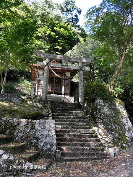 渓谷の途中にある香椎神社