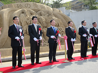 テープカットを行う福田市長ら