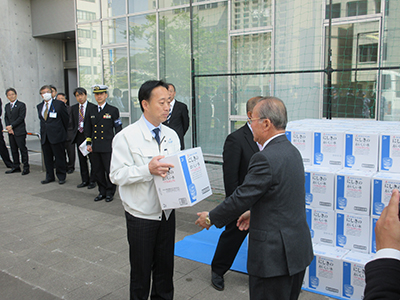 支援物資を受け取る福田市長