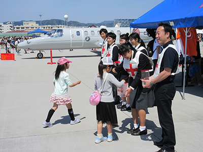 岩国総合高等学校の生徒と募金活動を行う福田市長