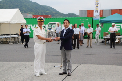飛鳥2の船長に記念品を渡す福田市長