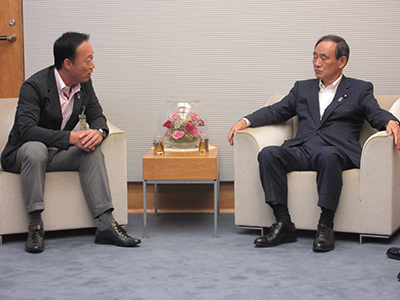 菅官房長官に要請を行う福田市長