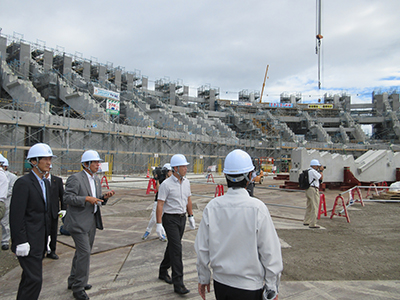 建設中の野球場を視察する福田市長ら