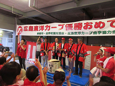 カープ優勝を祝って鏡割り