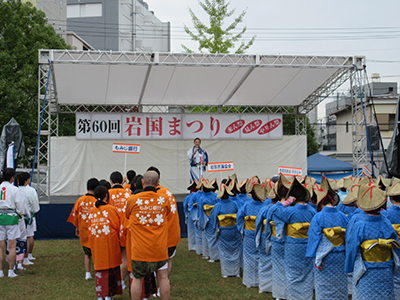 総踊りを前に踊り手にあいさつする福田市長